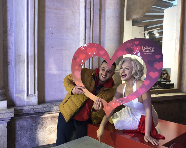 Marilyn Monroe ve Brad Pitt Sevgilier Günü’nde Hayranlarıyla Buluştu!