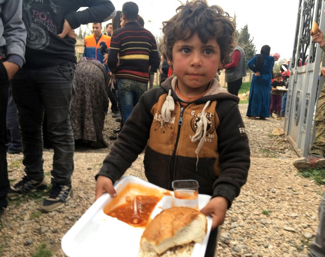 Afad ve Mehmetçik, Cinderes’in Mahmudiye Köyüne İnsani Yardım Götürdü