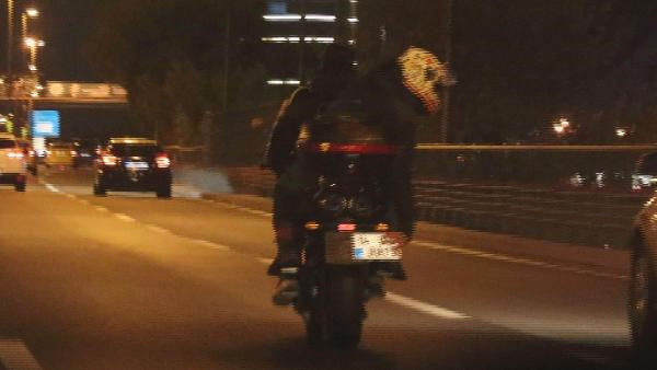 Motosikletin Plakasını Söktüler Ve…