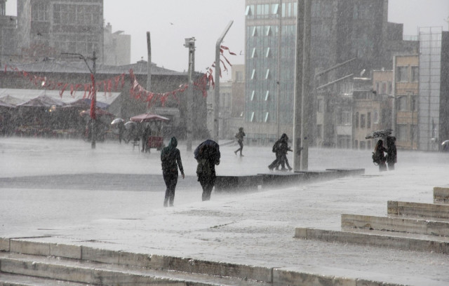 İstanbul İçin Şiddetli Yağış ve Fırtına Uyarısı