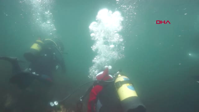 İstanbul- ‘Noel Baba’, Denizde Plastik Topladı