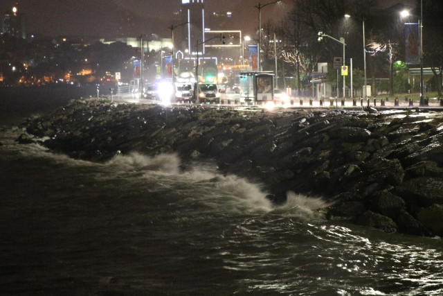 İstanbul’da Fırtına Etkisini Sürdüyor