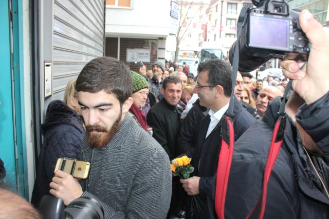 Ekrem İmamoğlu Tuzla’da Semt Pazarını Gezdi