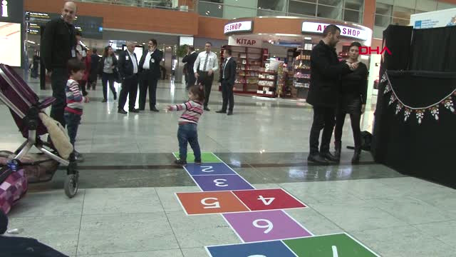 Havalimanında Yarıyıl Tatiline Çıkan Öğrencilere Kukla Sürprizi