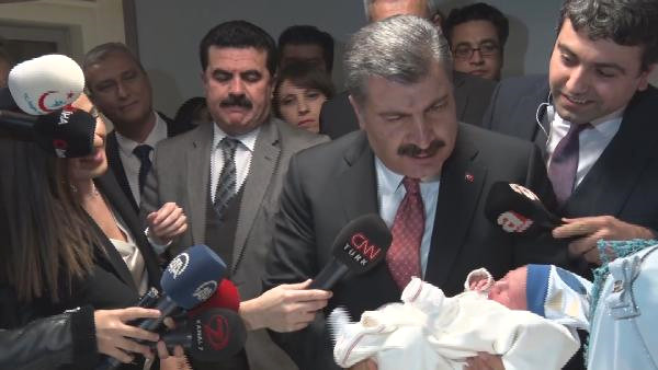Sağlık Bakanı Koca, Yeni Yılın İlk Bebeğini Ziyaret Etti