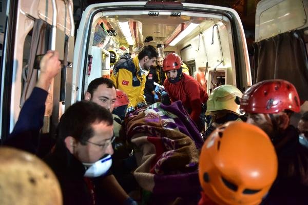 Ek Fotoğraflar//kartal’da Çöken Binanın Enkazından Yaralılar Çıkarılıyor