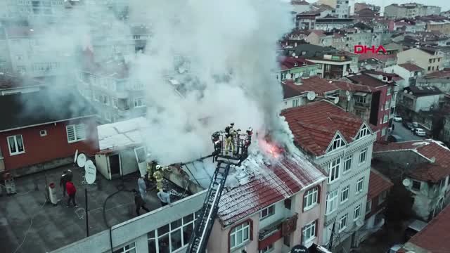 Gaziosmanpaşa’da Binanın Çatısı Alev Alev Yandı