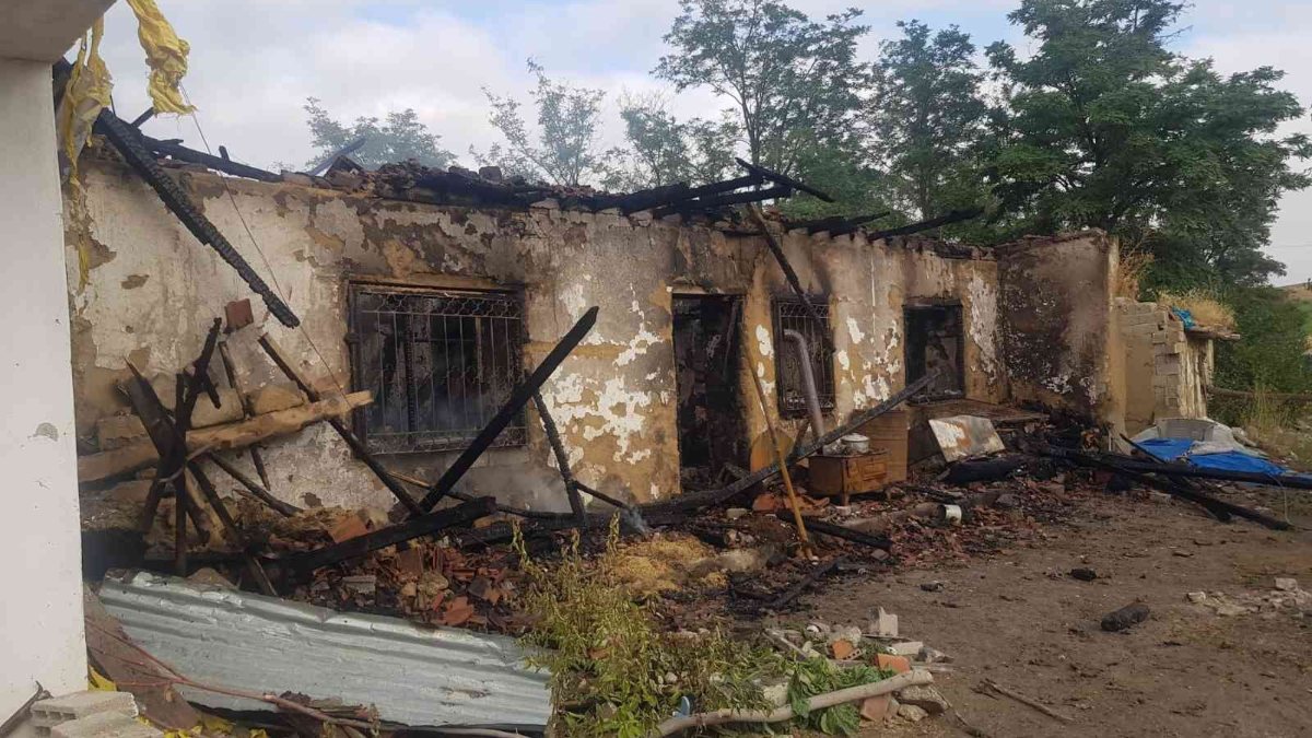Yozgat’ta müstakil ev alevlere teslim oldu