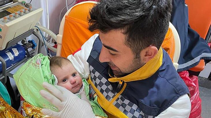 Binlerce canı kurtaran 112 ekipleri anlatıyor: Enkazdan çıkan bebek parmağımı emdi