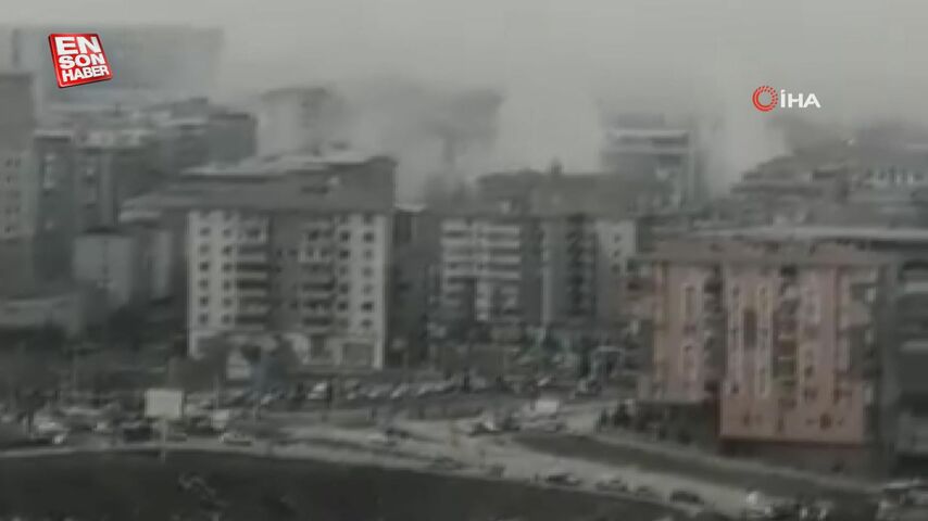 Malatya’da depremin ardından enkazda oluşan toz bulutu