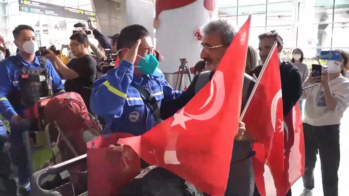 Ülkelerine dönen Çin ekibine Türklerden alkışlı karşılama
